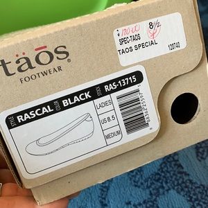 Taos women’s black leather flats